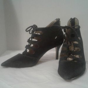 ADRIENNE VITTADINI: Gray Suede Lace Up Booties